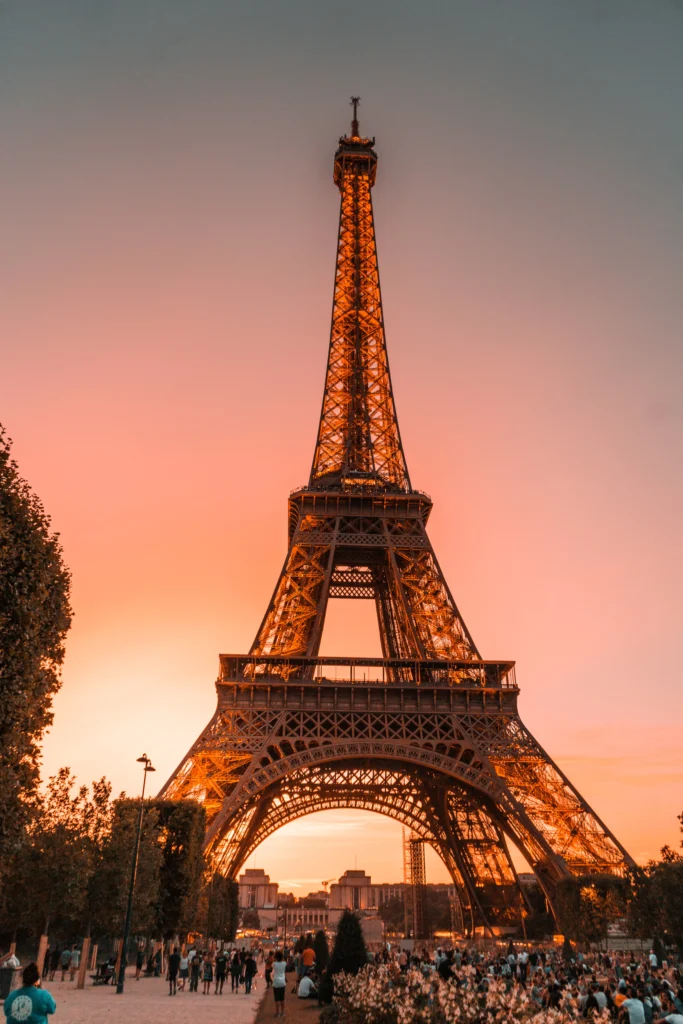 best time to visit the eiffel tower