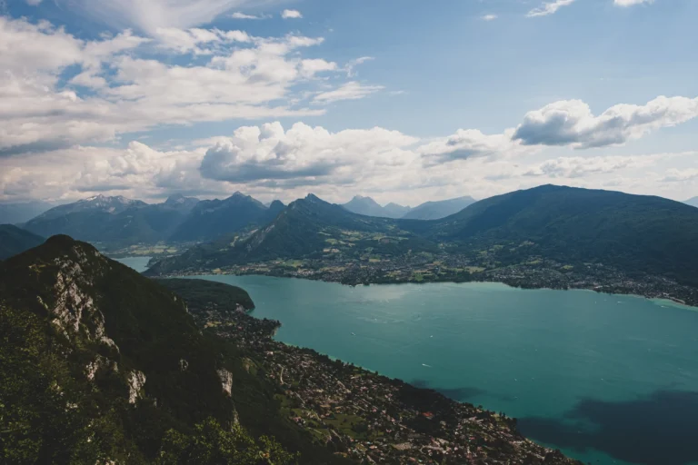 tour around Lake Annecy by bike or on foot
