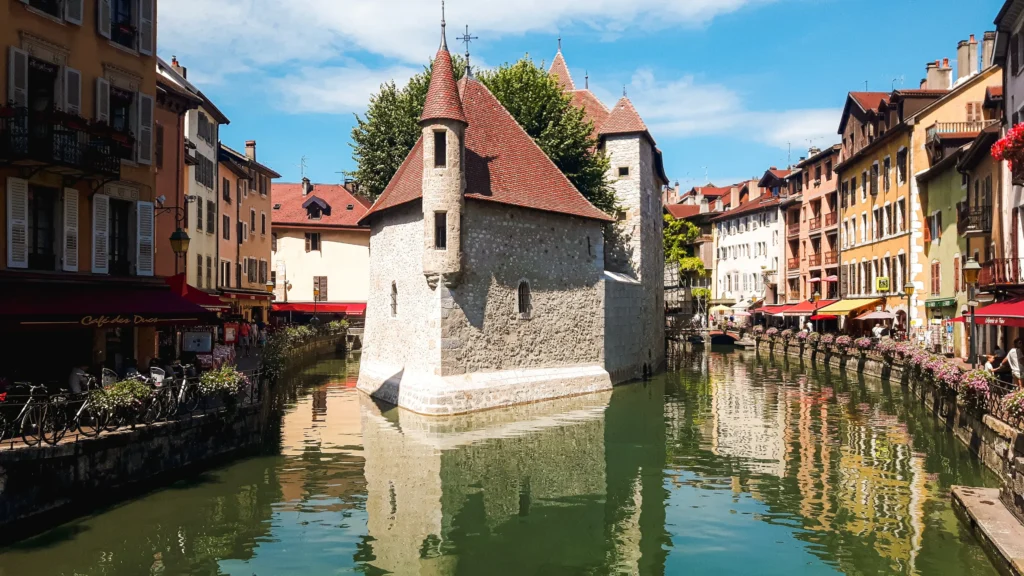 visiting the old town of Annecy on foot, houses